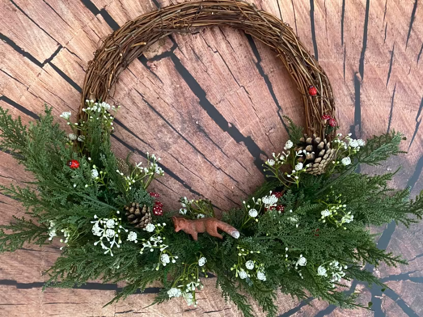 Large wreath with fox and gysophila flowers