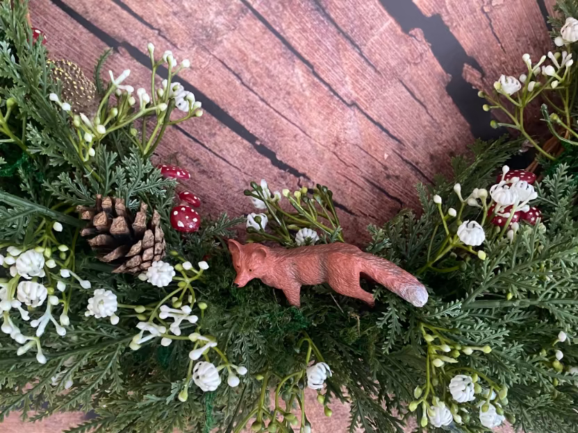Large wreath with fox and gysophila flowers
